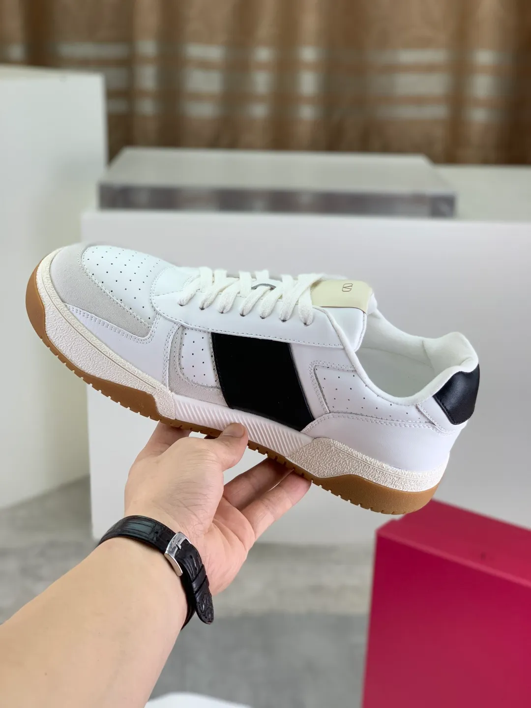 Men's men's shoes 💰P660 new top version of Valentino couple's bread shoes! Valentino Joie de Jouer series Velcro thick sole bread shoes couple style casual sports shoes white shoes original purchase development and production Joie de Jouer series simple style without losing style. The pure white base is paired with fresh green and soft beige, and the unique Velcro design highlights your personality. Every detail tells fashion and quality, wear it, take a confident step, and start the trend journey ✔️Fabric: Original customized imported first-layer cowhide ✔️Inner lining: Original customized soft sheepskin lining ✔️Outsole: Original molded non-slip TPU material ✔️Sole thickness: 3.5CM ✔️Size: Women's 35-41 Men's 38-46 (38. Male, 41 female, 46 non-refundable